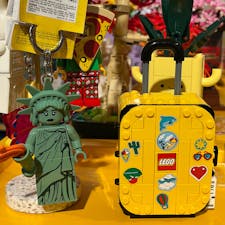レゴ®ストア 六本木ヒルズ店 / Tokyo

黄色いスーツケースの中に、パスポートやカメラ、歯ブラシなどの旅行アイテムが入ったLEGOを発見！あまりの可愛さに、ライト付き自由の女神キーホルダーと一緒に思わず衝動買いしてしまいました。旅行好きな方へのプレゼントにも良さそうです♪

店内には、限定品やアート作品のような展示があり、自分だけのオリジナルミニフィギュアを作れるコーナーもあって大人も子供も楽しめるお店です。

#tokyo #tokyosightseeing #roppongihills #legojapan_official #bluemoon