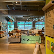 奈良県下市町　KITO FOREST MARKET SHIMOICHI

廃校を活用した複合商業施設です。レストランやショップ、キッズスペースなどが入っています。

1階はおしゃれにリノベーションされ、地元の特産品が並ぶマルシェでは、多くの観光客が買い物を楽しんでいました。すぐそばを川が流れ、山の緑も美しかったです。