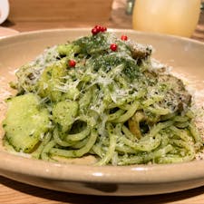 奈良県下市町　WOOD FIRE DINING（ウッド　ファイヤ　ダイニング）

複合商業施設KITO FORESTMARKET SHIMOICHIにあるレストランです。地元食材を使ったイタリア料理がいただけます。

薪火の釜で焼いたピザはもっちりした食感で美味しい。パスタのジェノベーゼには、下市町産ハーブが使われており、上品な味わいでした。内装やテーブルに、吉野杉が使われています。