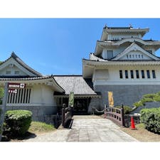 茨城県かすみがうら市にある「かすみがうら市歴史博物館」！

地域の歴史や文化を後世に伝える役割を担っていて、帆曳舟や漁具、土器や石器などの出土品などの歴史資料が展示されています。

三重4階建てのお城型の博物館で、最上階は展望室になっていて景色を楽しむことができます！

かすみがうら市を訪れた際には、ぜひ見学してみて下さいね♪