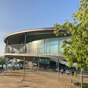 香川　屋島
やしまーる
高松市屋島山上交流拠点施設

ヘビのように
くねくねした建物
面白い