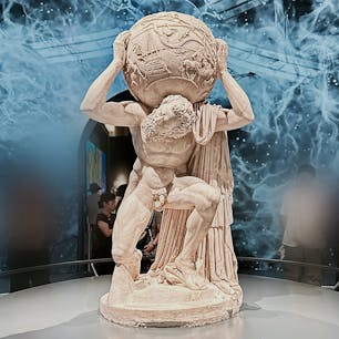 大阪関西万博
イタリア館

古代ローマ時代に制作された大理石の彫刻「ファルネーゼのアトラス」

素晴らしい！！圧倒的な存在感です。

入館まで５時間（涙）かかりましたが、疲れが吹き飛びました。（折りたたみ椅子、大活躍）
6月23日（月）雷雨注意報が出ていた関係で外に並ぶパビリオンは予約者しか入れなくなっていました。イタリア館は大屋根の下で並ぶので予約なしでも入れたため、悪天候の中一層集中した感じでした。