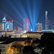 ベトナム南部開放記念日
ベトナム戦争終結から50年を祝うホーチミンの煌びやかな夜景
