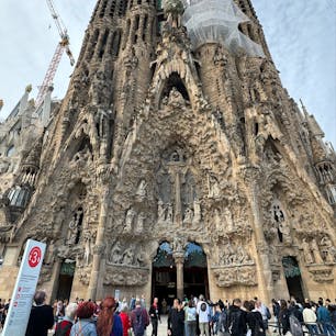 事前に予約して行きました。受難のファサードに登りました。行きはエレベーター、帰りは螺旋階段を下ります。