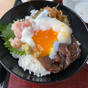 ほたるいかミュージアムに隣接する道の駅のレストランで食べたほたるいか料理。ほたるいかの沖漬けを使った卵かけごはんは写真2枚目の状態でくるので自分で好きにトッピングして食べます。
見た目はイマイチだけどおいしかったのはほたるいかのしゃぶしゃぶ！肝の味も感じられて濃厚な味わいでした。