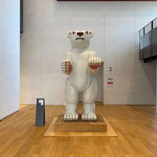 富山駅から歩いて行ける富山県美術館。建物内の有料展示エリア以外と屋上庭園は入場自由で、特にお子さん連れの方は観光の合間に寄ると楽しいかもしれない。ベンチもあるので、大人も一息つけます。館内のレストランもおしゃれ。