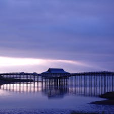 青森の「鶴の舞橋」は、その名の通り、鶴が羽を広げているように見える橋で、日本一の木造三連太鼓橋です。
時間帯によって見せる表情が変わり、その美しさに魅了されました。


#青森県 #北津軽郡 #鶴の舞橋