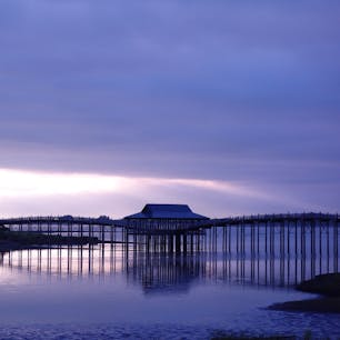 青森の「鶴の舞橋」は、その名の通り、鶴が羽を広げているように見える橋で、日本一の木造三連太鼓橋です。
時間帯によって見せる表情が変わり、その美しさに魅了されました。


#青森県 #北津軽郡 #鶴の舞橋