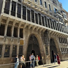 ガウディ建築、予約不要、内装がとても豪華でした