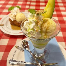 RAKERU 新宿西口店 / Tokyo

1963年創業のオムライス・オムレツ専門店。卵料理にぴったりのふわふわラケルパンは昔から変わらない極上の美味しさ。プレミアムラケルバターがたっぷり塗られています♪
地下にあるお店ですが、不思議の国のアリス風な可愛らしい内装で、パフェなどのデザートメニューも豊富。コスパも良く、並ばずに入店できるので使い勝手の良いお店です。

#tokyo #tokyosightseeing #tokyorestaurant  #rakeru_onlineshop #bluemoon