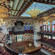 天井のステンドグラス圧巻です