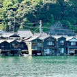 京都府
伊根の舟屋
海面すれすれに家が立ち並んでおり、一階は船のガレージになっているようです。