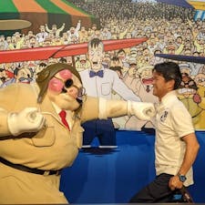 ジブリパークです。
大倉庫は見応えがあります。カオナシと一緒に写真を撮る列が長いですが一緒に撮らなくてもよければサッサと見て回れます。広い公園のあちこちにジブリパークのエリアがあるので移動が大変ですが無料バス🚌をうまく利用すれば楽です。
レストランは、大倉庫と魔女の谷の２箇所有りますが凄く混みますし料理も期待しない方が良いですよ。2回目は駐車場横のコンビニで買って広場の休憩室で食べました。