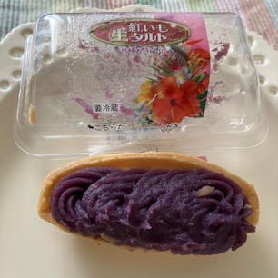 直営店で売ってる紅芋生タルト。お土産定番の紅芋タルトと違ってクリーミー！