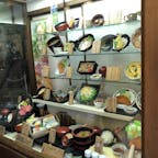 道の駅ようか 但馬蔵のレストランがうまい！
（兵庫県養父市八鹿町）

この道の駅の地元には、美味しいものがいっぱいあり、地産地消にこだわったメニューがいっぱい！
特に兵庫県オリジナルブランドの「八鹿豚」が大人気。
もちろん、採れたて野菜もいっぱいで、スパイスの朝倉山椒もここならではです。
また、お米も最高に美味しい！
「蛇紋岩米（じゃもんがんまい）」というミネラルたっぷりの水で育ったお米で旨味や甘味がしっかりあります。