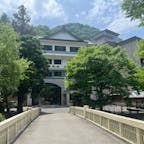 会津東山温泉の人気旅館。基本的にどのタイプの部屋もひろーくて、館内に温泉が3つもあって、最近流行りのフリードリンクのラウンジ（種類は少ないけどお酒もアリ）もあって、満足度高いお宿でした。