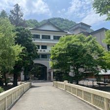 会津東山温泉の人気旅館。基本的にどのタイプの部屋もひろーくて、館内に温泉が3つもあって、最近流行りのフリードリンクのラウンジ（種類は少ないけどお酒もアリ）もあって、満足度高いお宿でした。