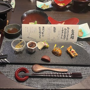 新瀧のお食事。特においしかったのは牛肉と馬刺し！地元の野菜が中心の野菜料理もやさしい味わいでした。ご飯も会津コシヒカリで、あとはこづゆに田楽にと会津名物もたっぷり。二連泊して夕飯は全て違う内容だったのもうれしい。ただし朝ごはんはまったく一緒だった、朝はバイキングなので仕方ないですね。