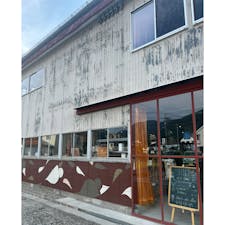 会津のおしゃれカフェ。元倉庫をリノベしたという広い店舗で、併設のショップに地元の食品やお酒、会津木綿に漆器など会津名品が揃ってたのでお土産買いに寄るのもいいかもしれない。濃いめのコーヒーもおいしかったです。最近は観光地ならだいたいどこ行ってもおしゃれカフェがあるなぁ。