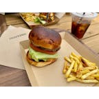 青葉山公園のノーアドレスでハンバーガー。sioの鳥羽シェフ監修だそうで、かなりしっかり効いたブラックペッパーが大人の味。ポテトにもブラックペッパーが振ってあって、これもまたおいしかった。