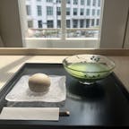 東京駅のトラヤでアールグレイ饅頭とお抹茶。とらやパリで出しているお饅頭だそうで、温泉饅頭みたいなふわふわの饅頭の皮の部分がアールグレイ風味という珍しい和スイーツでした。あんこがおいしいので当然饅頭もおいしい、紅茶風味も良く合ってました。