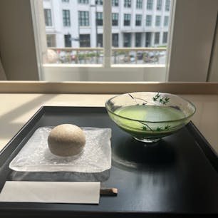 東京駅のトラヤでアールグレイ饅頭とお抹茶。とらやパリで出しているお饅頭だそうで、温泉饅頭みたいなふわふわの饅頭の皮の部分がアールグレイ風味という珍しい和スイーツでした。あんこがおいしいので当然饅頭もおいしい、紅茶風味も良く合ってました。