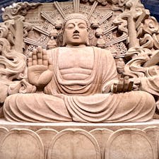 鳥取市
砂の美術館
砂と水だけでつくられる彫刻〈砂像〉を展示する世界初の美術館。今回のテーマは「日本」です。展示を終えると、またもとの砂に戻り、新たな作品に生まれ変わることから、「一期一会の芸術」とも言われています。