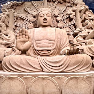 鳥取市
砂の美術館
砂と水だけでつくられる彫刻〈砂像〉を展示する世界初の美術館。今回のテーマは「日本」です。展示を終えると、またもとの砂に戻り、新たな作品に生まれ変わることから、「一期一会の芸術」とも言われています。