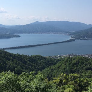 この場所からも、天の橋立が綺麗に見えます。
道は細くて大変かもしれない。