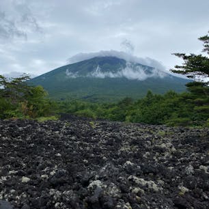 空模様も相まって荒涼感たっぷりだった焼走り溶岩流。散策ルートは溶岩の上を歩くところもあるので、スニーカーなど足をしっかり覆う靴で行った方が良さそうです。素足にサンダルで来ていた外国人観光客の人はとても歩きにくそうでした。