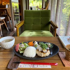 遠刈田温泉にある古民家カフェ。地元のお豆腐に野菜もたっぷり使ったヘルシーなお料理が食べられます。品数も多く思ったよりボリュームもあるので、お腹もしっかり満たされました。器もたくさん展示販売されてるので、お好きな方にはおすすめ。