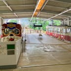 奈良県生駒市　生駒ケーブル

標高642メートルの生駒山と、麓の市街地を結んでいるケーブルカー。1918年に日本初のケーブルカーとして、途中の宝山寺駅までの区間が誕生。その後、山上駅までの区間も建設された。

途中の宝山寺駅までは住宅も多く、踏切があるのも珍しい。山上には遊園地があるので、子どもを連れた方も多く乗車しています。