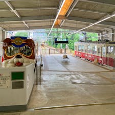 奈良県生駒市　生駒ケーブル

標高642メートルの生駒山と、麓の市街地を結んでいるケーブルカー。1918年に日本初のケーブルカーとして、途中の宝山寺駅までの区間が誕生。その後、山上駅までの区間も建設された。

途中の宝山寺駅までは住宅も多く、踏切があるのも珍しい。山上には遊園地があるので、子どもを連れた方も多く乗車しています。
