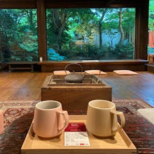 岳温泉のお宿内にあるカフェ。大きな窓から眺める庭の緑に癒されます。