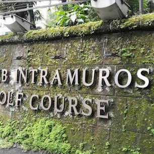 フィリピンマニラの
インストラダムスはゴルフ場

このゴルフ場は国が管理してして居ますよ。
世界遺産にも隣接し道路主要道路にもね、
デスからゴルフボールが車に当たり、揉める事も有りますが、何しろ元大統領が手掛けたゴルゴ場です。京都二条城の中にゴルフ場がある様な物ですよ😰

#フィリピンマニラ#サント船長の写真