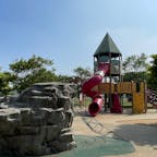 災害時には防災拠点になる防災公園「神栖中央公園」（茨城県）✨

平常時は憩いの場として、小さなお子さんやファミリーで賑わいます🤗

敷地内にはカフェやかみす防災アリーナもあり、たっぷりと遊べます♪

園内には防災トイレや釜戸ベンチなどもあり、防災についても学べますよ！