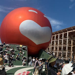 大阪・関西万博の
よしもとwaraiimyraii館
中はシュールなネギのオブジェ
定期的に本格的なコントなどもしていて面白い！
この日はブルーインパルスの飛行の日
沢山の人で盛り上がっていました
ミャクミャクくんのしっぽって目が付いてるんですよ。

#大阪・関西万博
#よしもとwaraiimyraii館
#よしもと
#ブルーインパルス
#ミャクミャク