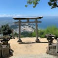 山の下から鳥居⛩️が見えて、ワクワクしたけど、道が細く、対向車が来るたびにドキドキ、でも山頂は最高のロケーション😀さすがにこの階段を登る元気はない😅