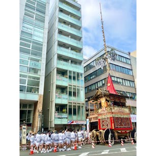 【祇園祭先祭　山鉾巡行　月鉾】
山鉾巡行を待つ月鉾
