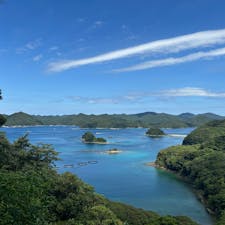 絶景　五島列島
「海と山しか取り柄のない所ですけど…」という地元の人
しかし観光途中、暑い中歩いて各所を回る私に「案内してあげるから車に乗っていき」と声をかけてくれた
人も良い五島、エメラルドグリーンの海は観光客に見てもらいたいけどアクセスが悪くて中々訪れてもらえない場所だそう
