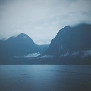 ノルウェー🇳🇴のガンランゲルフィヨルド。
神秘的で今にもトロールが出てきそう！