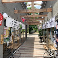 大阪市　住吉公園　汐かけ横丁

住吉大社の西側にある住吉公園内にできた、飲食店街。和菓子店、中華料理、カフェ、ラーメン、メキシコ料理など、個性豊かな店舗が15店ほど入っている。

訪ねた日は、残念ながら定休日のお店が多かったが、カフェでランチを楽しんだ。

お店はどれもコンパクトで屋台のような雰囲気。そのうち、団子を自分で焼いて食べられる「兎茶や」は人気で、席数も多めだ。