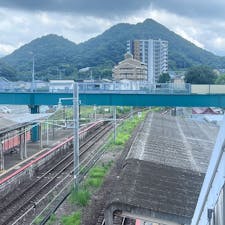 ボタ山　飯塚駅

炭鉱町として発展した飯塚にその時代の面影を残す数少ないものが、忠隈のボタ山です高さ121メートル敷地面積22.4ヘクタールあり現存する平地ピラミッド型ボタ山としては、日本最大級で、別名「筑豊富士」とも呼ばれ地域のシンボルとして残っています。

#サント船長の写真#サント船長の九州の旅