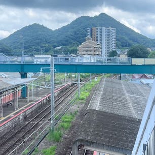 ボタ山　飯塚駅

炭鉱町として発展した飯塚にその時代の面影を残す数少ないものが、忠隈のボタ山です高さ121メートル敷地面積22.4ヘクタールあり現存する平地ピラミッド型ボタ山としては、日本最大級で、別名「筑豊富士」とも呼ばれ地域のシンボルとして残っています。

#サント船長の写真#サント船長の九州の旅