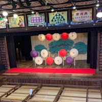 八千代座
明治43年(1910)に建てられた国の重要文化財。江戸時代の歌舞伎小屋の様式を今に伝える。催事がない時には見学が出来る、斜め向いに立つ資料館夢小蔵では明治期の芝居の小道具やチラシなど貴重な史料を多数展示。
#サント船長の写真#サント船長の九州の旅