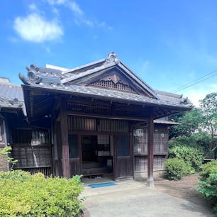 夏目漱石の住宅

明治29年（1896年）に五高（現熊本大学）の英語教師として赴任した夏目漱石の旧居。漱石は4年3ヶ月の在熊期間中、6回も引っ越しをしており、この記念館は5番目の旧居で、1年8ヶ月を過ごしました。記念館として公開されている内部には、漱石のレプリカ原稿、五高時代の写真などが展示されています。

#サント船長の写真#サント船長の九州の旅
