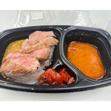 仙台三越で開催中のジャパニーズカレーフェスティバルで、仙台牛がのってる地元のカレー屋さんの🍛思いの外牛肉が薄かったけど良いお肉だった！八丁堀にあるワッカというカレー屋さんが人気があるようでした。8月14日までの開催だけどもう一回行けたら行きたい！