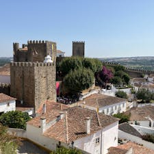 城壁に囲まれた村
片側しか手すりのない城壁の上を、びくびくしながら歩きました
かわいい猫たちにも出会えました