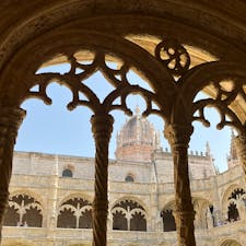 回廊の柱の彫刻が素晴らしかったです