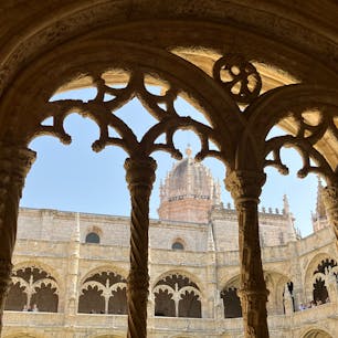 回廊の柱の彫刻が素晴らしかったです